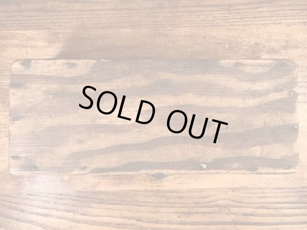 蝶番が付いた木製のアンティーク工具箱