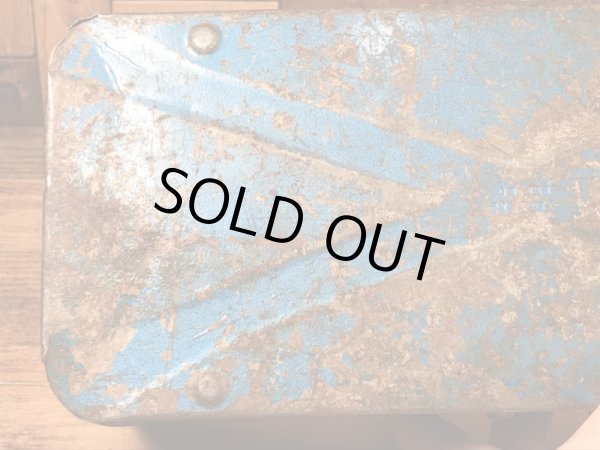 メタリックブルーのメタル製の50〜60’sヴィンテージツールボックス