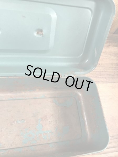 メタリックグリーンのメタル製の50〜60’sヴィンテージツールボックス