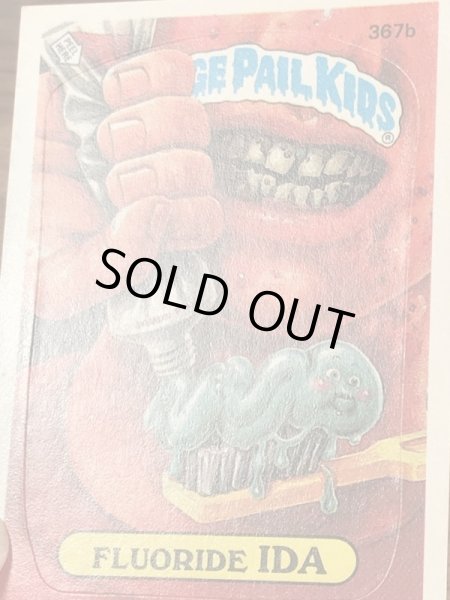 トップス社製のガーベッジペイルキッズの80年代ビンテージステッカーカード