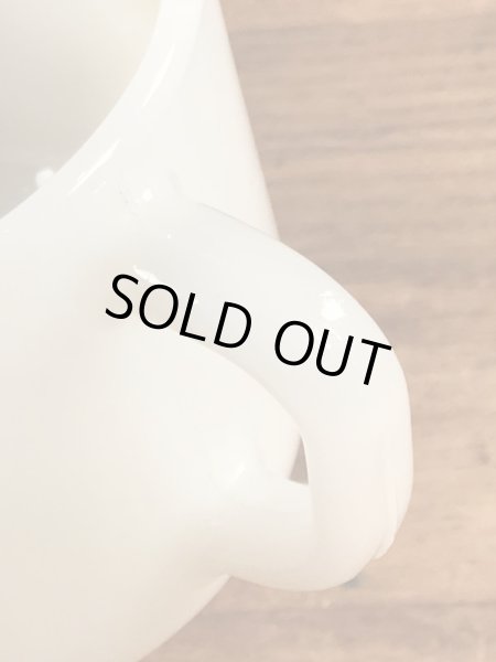 アドバタイジングキャラクターのグリーンジャイアントのミルクガラス製ヴィンテージマグ