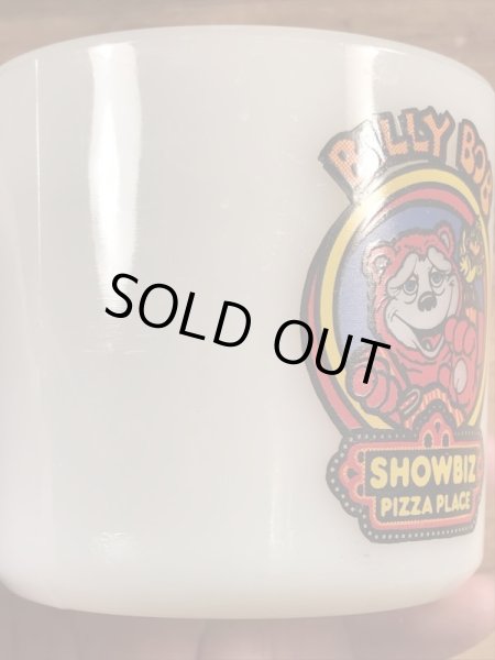 Showbiz Pizzaのアドバタイジングキャラクター“Billy Bob”のヴィンテージファイヤーキングマグ