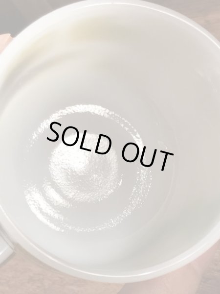 アドバタイジングキャラクターのグリーンジャイアントのミルクガラス製ヴィンテージマグ