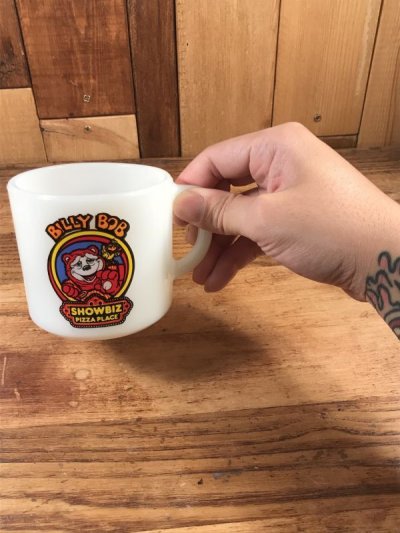 画像3: Fire King Showbiz Pizza Place “Billy Bob” Milk Glass Mug　ショウビズピザ　ビンテージ　マグカップ　ファイヤーキング　70〜80年代