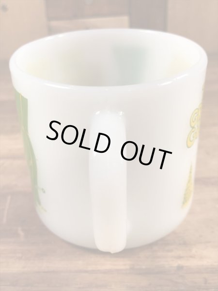 アドバタイジングキャラクターのグリーンジャイアントのミルクガラス製ヴィンテージマグ