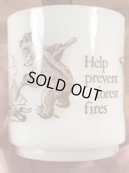 アドバタイジングキャラクターのスモーキーベアのミルクガラス製のヴィンテージマグ