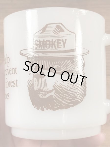 企業キャラクターのスモーキーベアのグラスベイク製のビンテージマグカップ