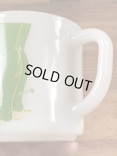 アドバタイジングキャラクターのグリーンジャイアントのミルクガラス製ヴィンテージマグ