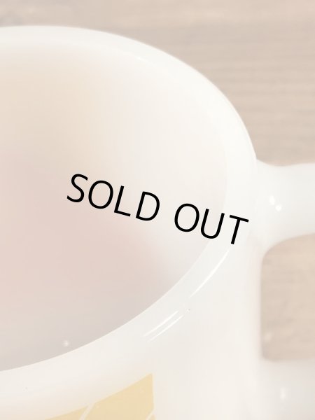 グラスベイク社製のCarl's Jr.のミルクガラス製ヴィンテージマグ