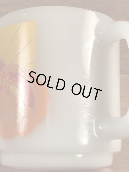 Glasbake社製のCarl's Jr.のミルクガラス製ヴィンテージマグ