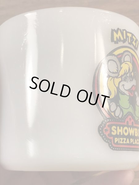 Showbiz Pizzaのアドバタイジングキャラクター“Mitzi”のヴィンテージファイヤーキングマグ
