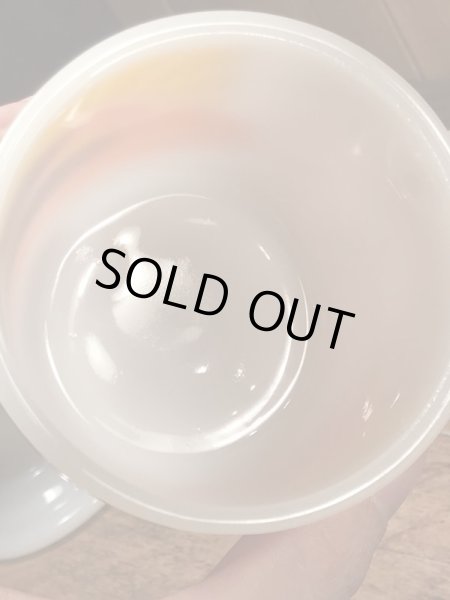 グラスベイク社製のカールスジュニアのミルクガラス製ビンテージマグカップ