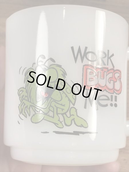 グラスベイク社製のレイドバグのようなプリントのミルクガラス製ビンテージマグカップ