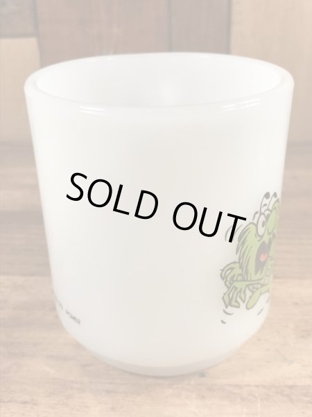 グラスベイク社製のレイドバグのようなプリントのミルクガラス製ビンテージマグカップ