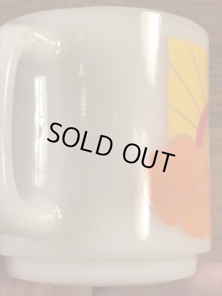 グラスベイク社製のカールスジュニアのミルクガラス製ビンテージマグカップ