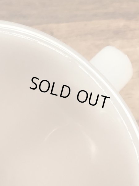 グラスベイク社製のカールスジュニアのミルクガラス製ビンテージマグカップ