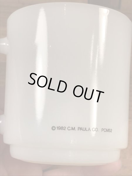 グラスベイク社製のレイドバグのようなプリントのミルクガラス製ビンテージマグカップ