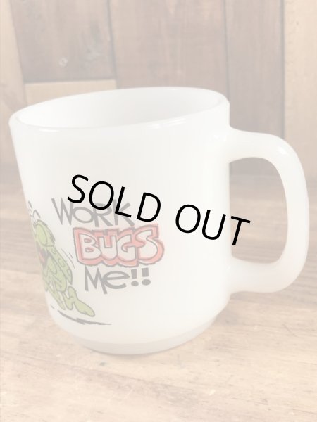 Glasbake社製の“Work Bugs Me!!”のミルクガラス製ヴィンテージマグ
