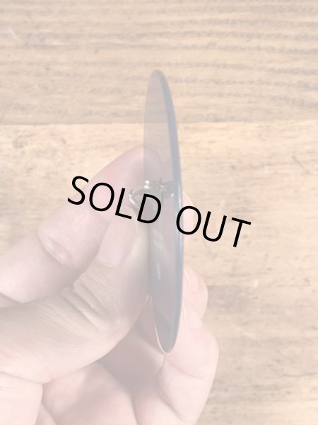 企業キャラクターのウッジーオウルの60〜70年代ビンテージレンチキュラー缶バッジ