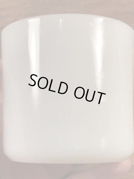 Showbiz Pizzaのアドバタイジングキャラクター“Mitzi”のヴィンテージファイヤーキングマグ