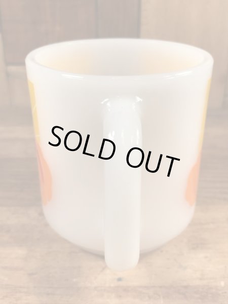 グラスベイク社製のカールスジュニアのミルクガラス製ビンテージマグカップ