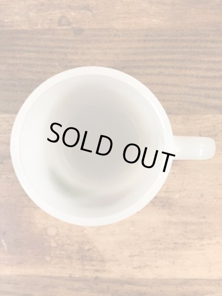 グラスベイク社製のレイドバグのようなプリントのミルクガラス製ビンテージマグカップ