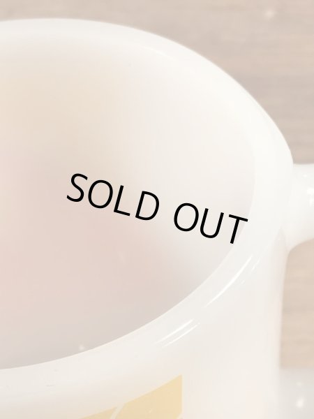 グラスベイク社製のカールスジュニアのミルクガラス製ビンテージマグカップ