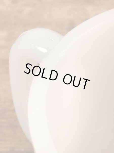 グラスベイク社製のCarl's Jr.のミルクガラス製ヴィンテージマグ