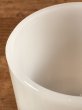 グラスベイク社製のレイドバグのようなプリントのミルクガラス製ビンテージマグカップ
