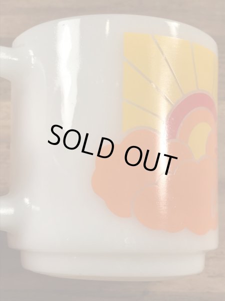 グラスベイク社製のカールスジュニアのミルクガラス製ビンテージマグカップ