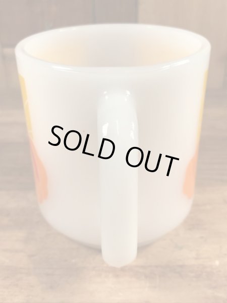 Glasbake社製のCarl's Jr.のミルクガラス製ヴィンテージマグ