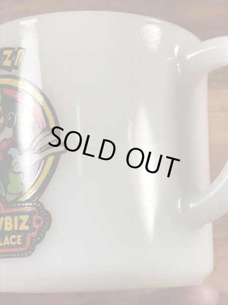 Showbiz Pizzaのアドバタイジングキャラクター“Mitzi”のヴィンテージファイヤーキングマグ