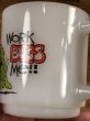 Glasbake社製の“Work Bugs Me!!”のミルクガラス製ヴィンテージマグ