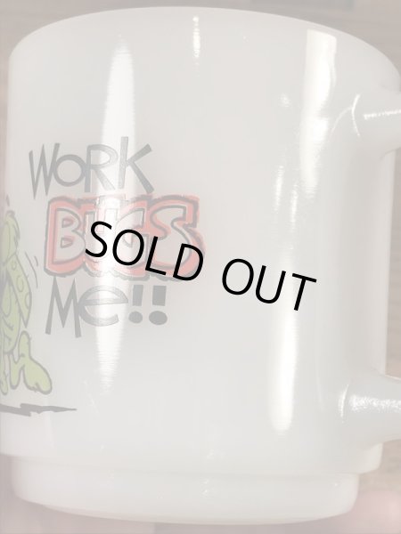 Glasbake社製の“Work Bugs Me!!”のミルクガラス製ヴィンテージマグ