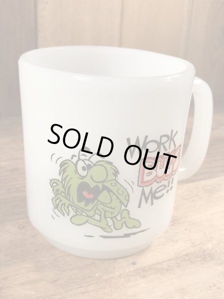 グラスベイク社製のレイドバグのようなプリントのミルクガラス製ビンテージマグカップ