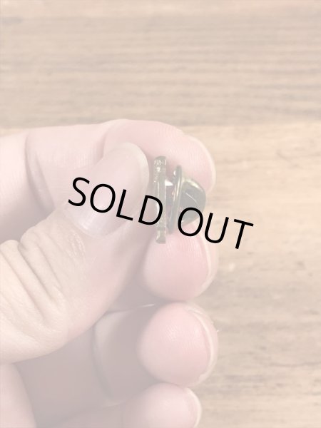 企業キャラクターのマックトラックの70年代ビンテージピンバッジ