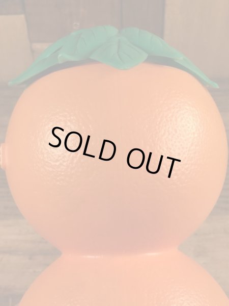 葉っぱの部分がフタになっているオレンジの60年代ビンテージジュースジャグ