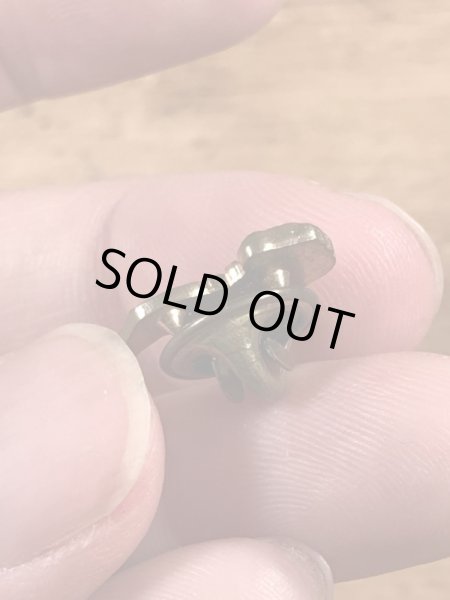 企業キャラクターのマックトラックの70年代ビンテージピンバッジ