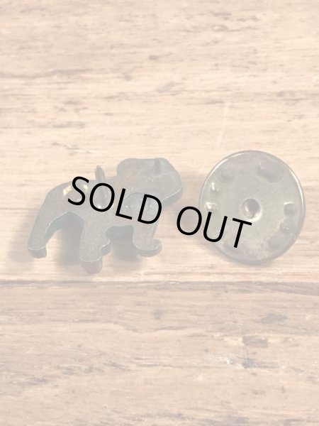 マックトラックのブルドッグの70年代ビンテージピンバッジ