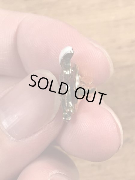 企業キャラクターのマックトラックの70年代ビンテージピンバッジ