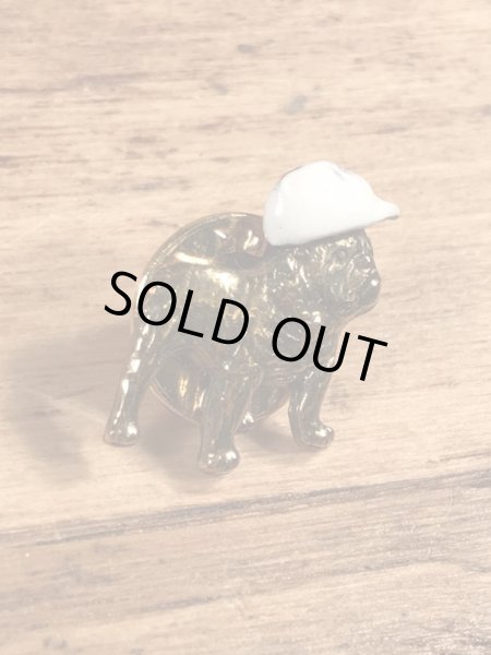 企業キャラクターのマックトラックの70年代ビンテージピンバッジ