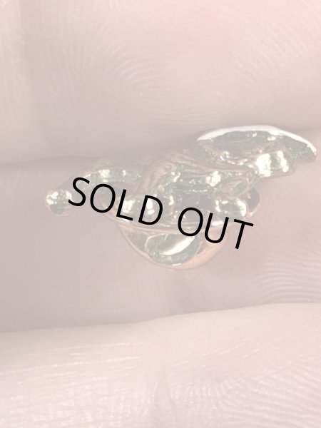 企業キャラクターのマックトラックの70年代ビンテージピンバッジ