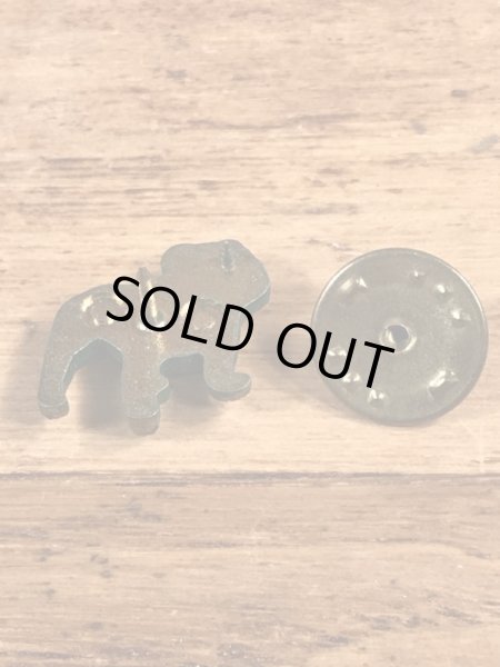 企業キャラクターのマックトラックの70年代ビンテージピンバッジ