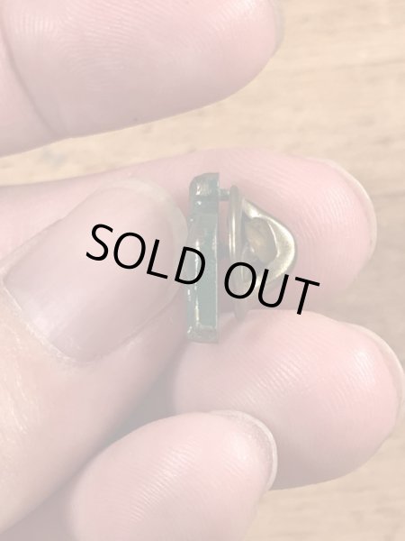 企業キャラクターのマックトラックの70年代ビンテージピンバッジ