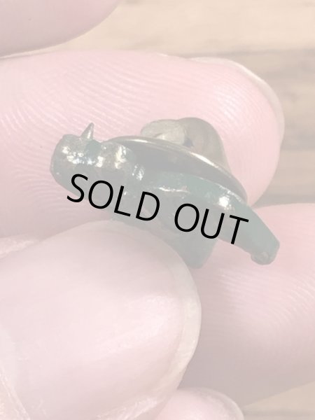 企業キャラクターのマックトラックの70年代ビンテージピンバッジ