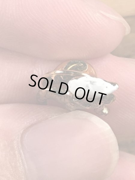 企業キャラクターのマックトラックの70年代ビンテージピンバッジ