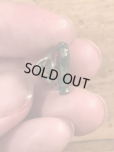 企業キャラクターのマックトラックの70年代ビンテージピンバッジ