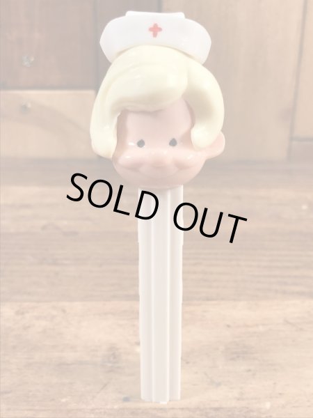 ヒューマンシリーズのNurseの70’sヴィンテージ足無しPezディスペンサー