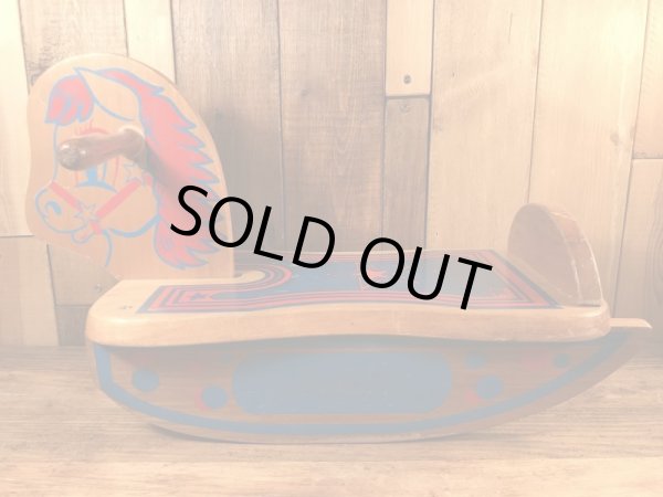 子供用のアンティークのビンテージロッキングホース