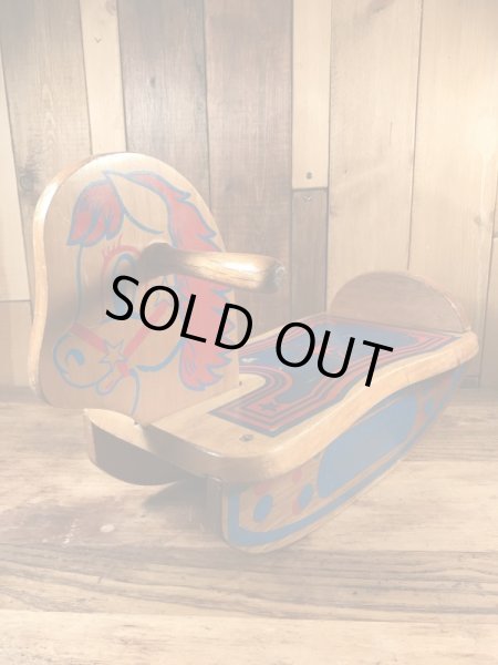 子供用のアンティークのビンテージロッキングホース